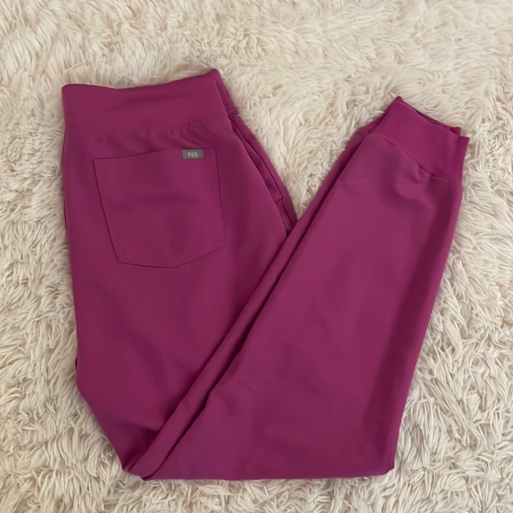 Figs Zamora joggers in color pink size medium.